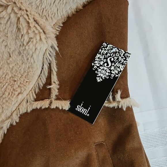 NWT Sioni Faux leather shearling style assymetrical hem vest size Medium - Picture 9 of 13